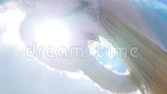 婚礼拱门背景蓝天婚礼装饰镜头移动沿着婚礼拱门向上视频的预览图