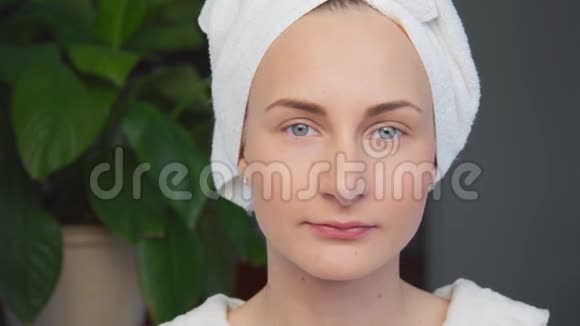 美女脸上涂奶油的肖像视频的预览图
