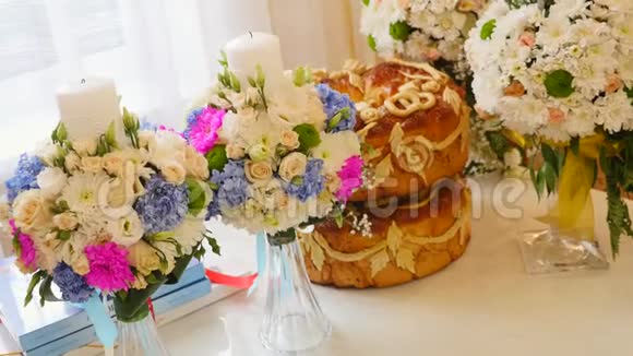 传统美味的乌克兰婚礼面包在婚礼桌上与婚礼蜡烛视频的预览图