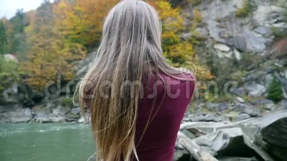 河和森林背景下的年轻女子视频的预览图