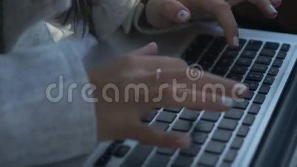 使用笔记本电脑的女人的作物镜头视频的预览图