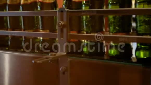 大量装有啤酒的玻璃瓶正沿着传送带移动酒精产量低饮料可以吃了视频的预览图