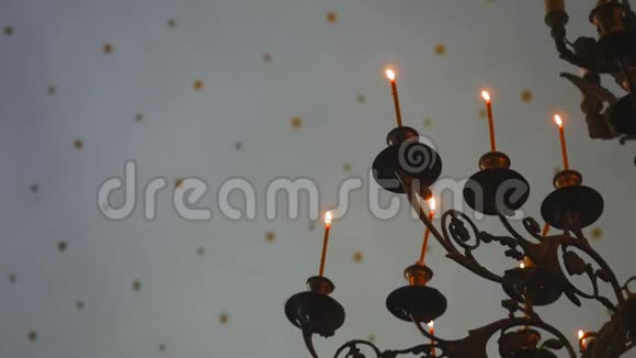 蜡烛火焰特写在印度寺庙举行的宗教节日排灯节漂亮的烛台上的油灯精神视频的预览图