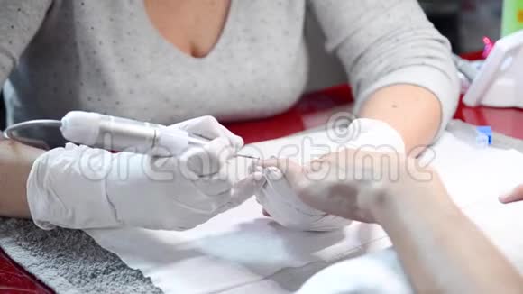 专业修甲工艺在美容师沙龙用修甲铣刀清洗指甲视频的预览图