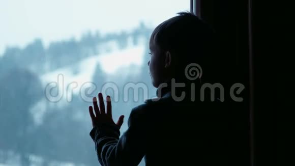 冬天在窗户后面的男孩视频的预览图