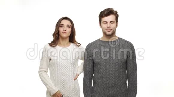 慢动作的年轻夫妇穿着毛衣喜欢跳舞庆祝圣诞节的乐趣一起感受吸引力视频的预览图