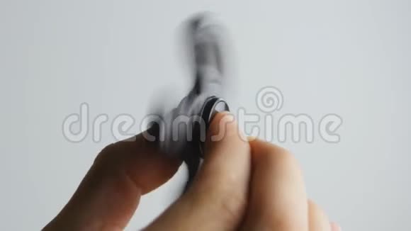 在人的手上旋转或旋转的手玩具视频的预览图