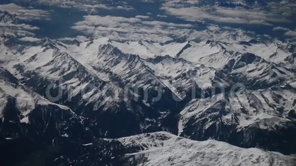 从飞机上俯瞰阿尔卑斯山视频的预览图