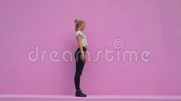 运动的年轻女性在粉红色背景下进行瑜伽练习健康生活和自然平衡的概念视频的预览图