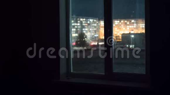 晚上透过窗户观看高楼大厦的窗户视频的预览图