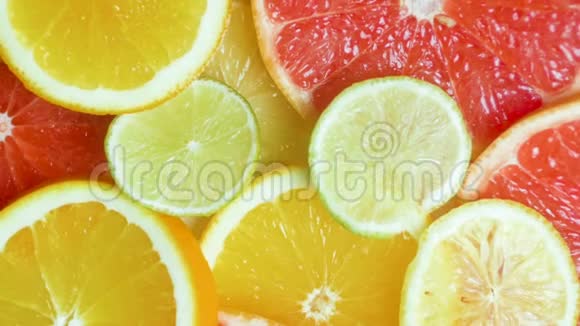 特写薄荷落在柑橘类水果上的慢镜头视频的预览图