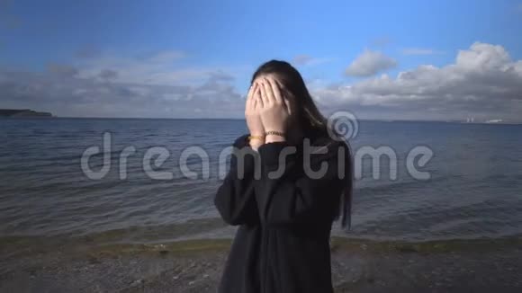 这个快乐的女孩兴高采烈地花时间在长着彩色头发的海滩上视频的预览图