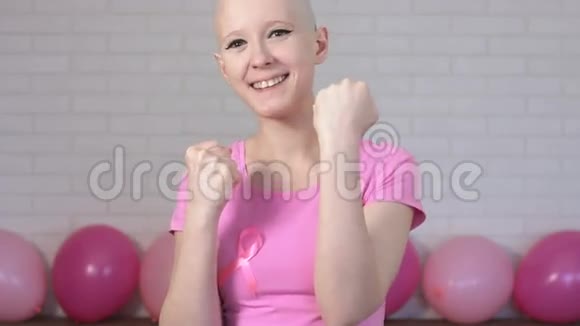 快乐的乳腺癌幸存者与乳腺癌作斗争的女性拳击手的拳击乳腺癌意识概念视频的预览图
