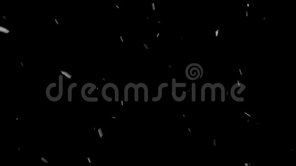 冬天的雪花飘落在黑色的背景上视频的预览图