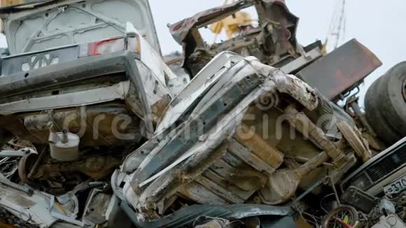 废旧汽车堆放在回收厂的大垃圾场视频的预览图
