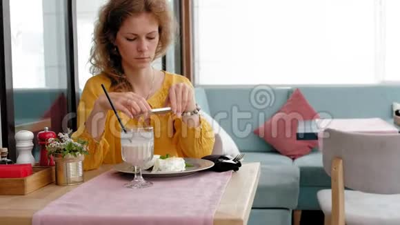 在餐馆用手机拍美味沙拉的女人视频的预览图