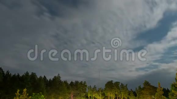 黎明夜空中的云在星星的背景下在树上移动视频的预览图