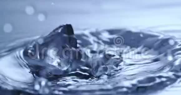 冰冷的冰块掉进水里慢动作2k视频推240fps视频的预览图