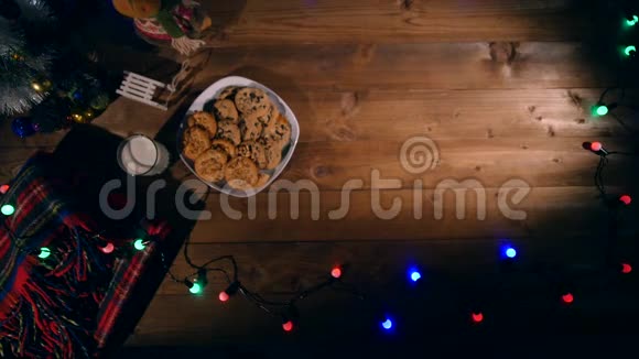 小贴士木制棕色桌子装饰有圣诞灯和圣诞灯彩色圣诞灯关闭视频的预览图