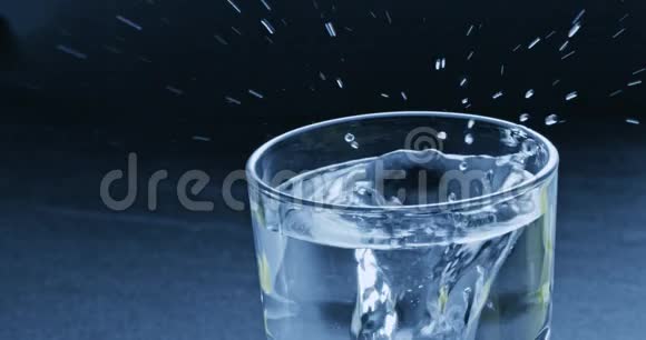 冰块掉进玻璃杯里清水会溅出水花慢动作2k视频推240fps视频的预览图