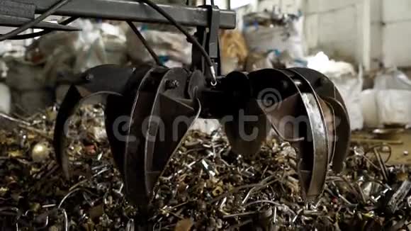 金属抓斗的视角取一堆生锈的碎片回收视频的预览图