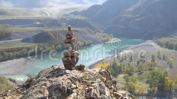 石金字塔特写镜头与西伯利亚景观背景视频的预览图