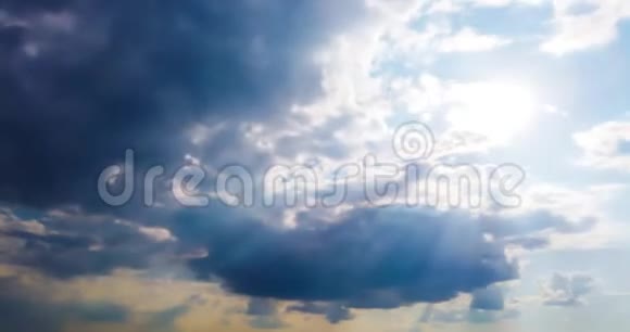 蓝色天空与太阳的时间间隔视频的预览图