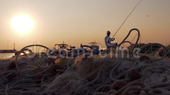 日落时分人们从码头上钓鱼视频的预览图
