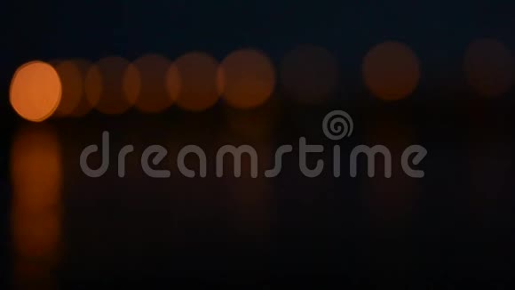 城市夜景城市灯光在水中反射视频的预览图