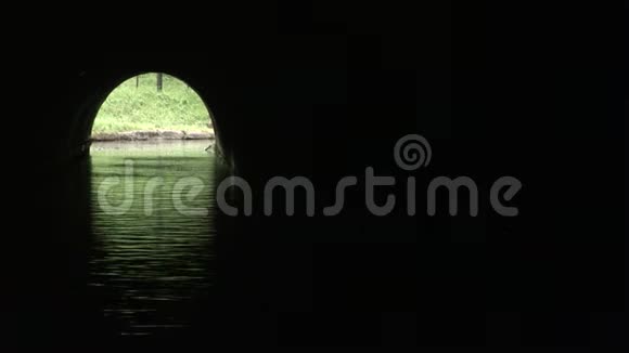 穿过另一端的隧道灯视频的预览图
