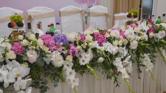 婚礼桌上装饰着鲜花鲜花装饰着婚礼桌婚礼花店婚礼桌上是帕诺视频的预览图