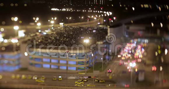 停车场附近汽车流量的延时夜间拍摄视频的预览图