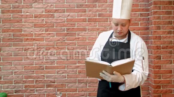 厨师拿着食谱书思考烹饪什么视频的预览图