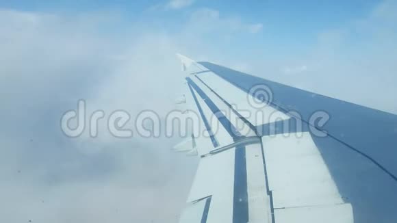 从飞机窗户看到的云天空和山脉视频的预览图