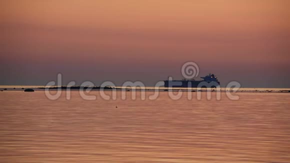 海上日落景色与大船剪影视频的预览图