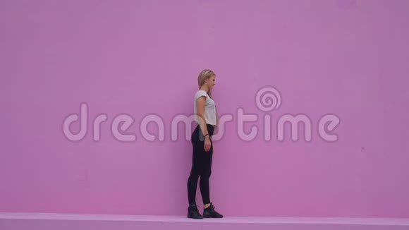 运动的年轻女性在粉红色背景下进行瑜伽练习健康生活和自然平衡的概念视频的预览图