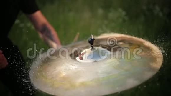 鼓手打在潮湿的鼓上水在缓慢地飞溅视频的预览图