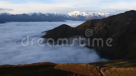从古里关拍摄的默尔山全景上斯瓦内提梅斯蒂亚附近乌什巴关格鲁吉亚欧洲高清视频视频的预览图