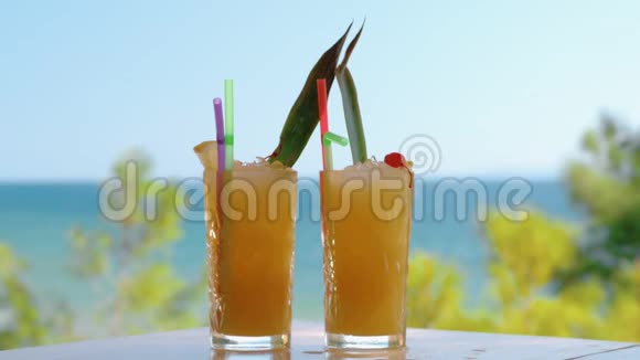 冰块与水果鸡尾酒一起落入玻璃杯中视频的预览图