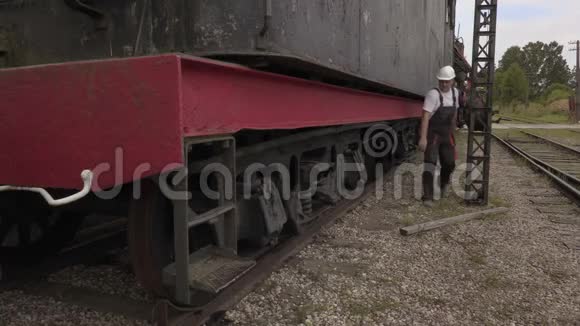 铁路工人检查车轮视频的预览图