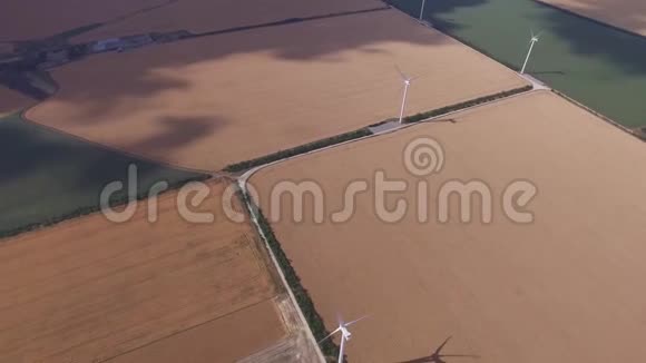 黄绿田背景下的风车修复生物能航空测量视频的预览图