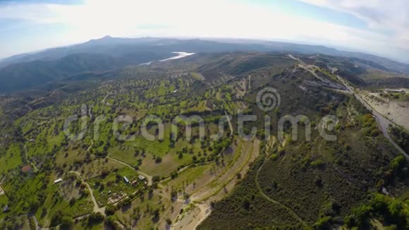 鸟瞰塞浦路斯美丽的青山景观蓝天地平线视频的预览图