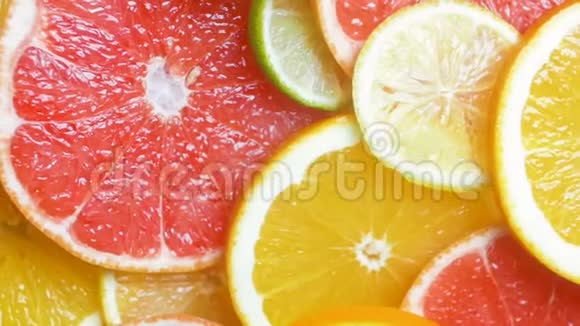 桌上摆放各种新鲜柑橘类水果的慢动作视频视频的预览图