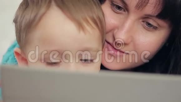 母亲和儿子看着陈列片视频的预览图
