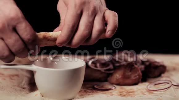 把食物夹起来手撕皮塔拉瓦什背景上有一个什什烤肉串和洋葱圈视频的预览图