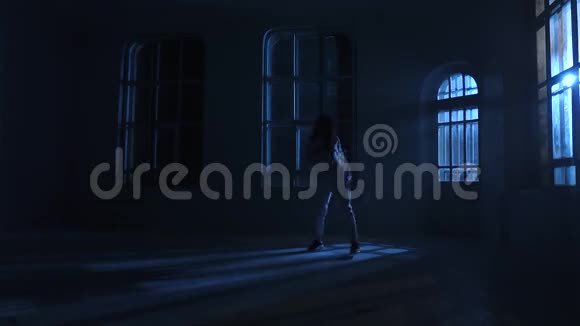 穿衬衫的少女在月光下跳舞剪影视频的预览图
