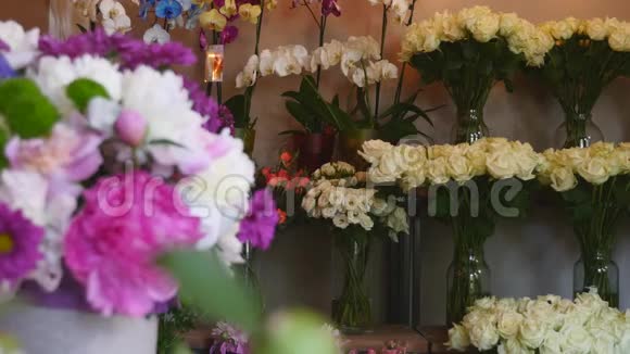 美丽的女孩花店做花的构图和微笑鲜花生意女花匠在视频的预览图