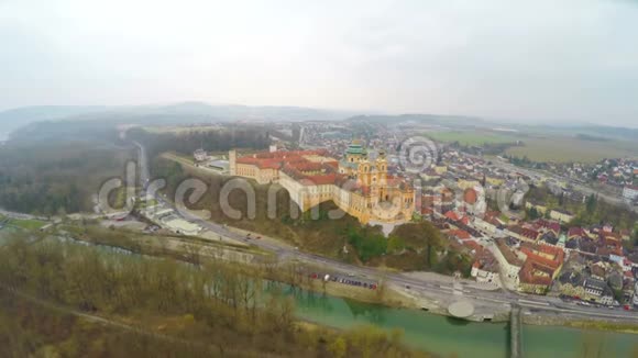 奥地利梅尔克修道院和多瑙河的鸟瞰图冬天寒冷的天气视频的预览图