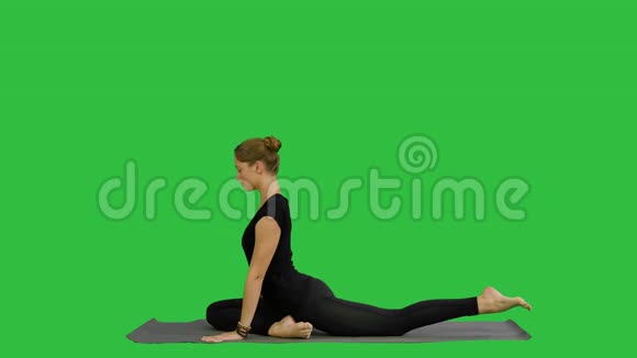 年轻的美女做瑜伽姿势在绿色屏幕上伸展身体Chroma键视频的预览图