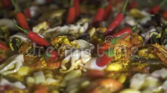 西班牙传统的海鲜饭里面有贻贝虾菖蒲和蔬菜快关门烹饪西班牙海鲜饭视频的预览图